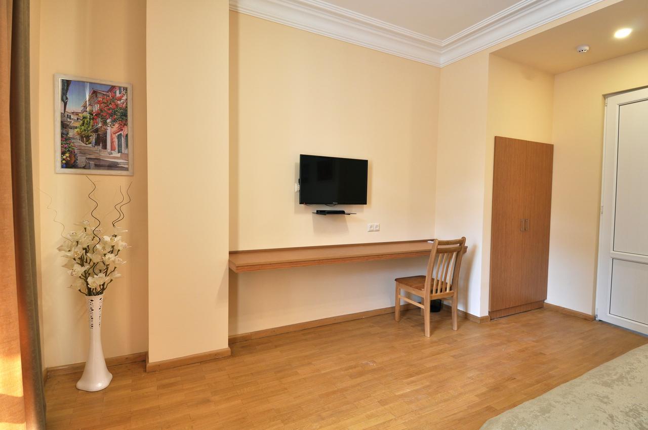 Albert House Hotel And Tours Yerevan Ngoại thất bức ảnh