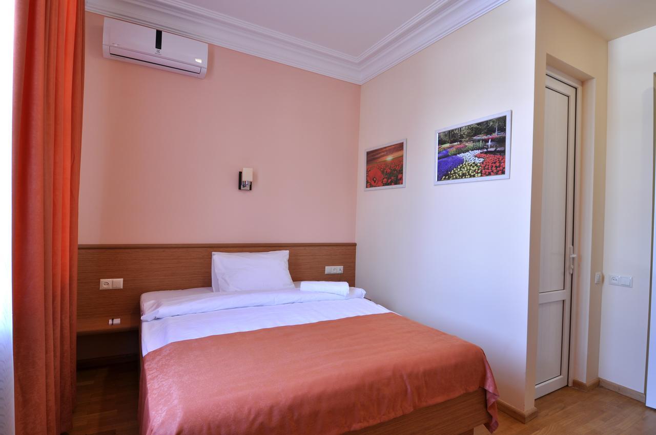 Albert House Hotel And Tours Yerevan Ngoại thất bức ảnh