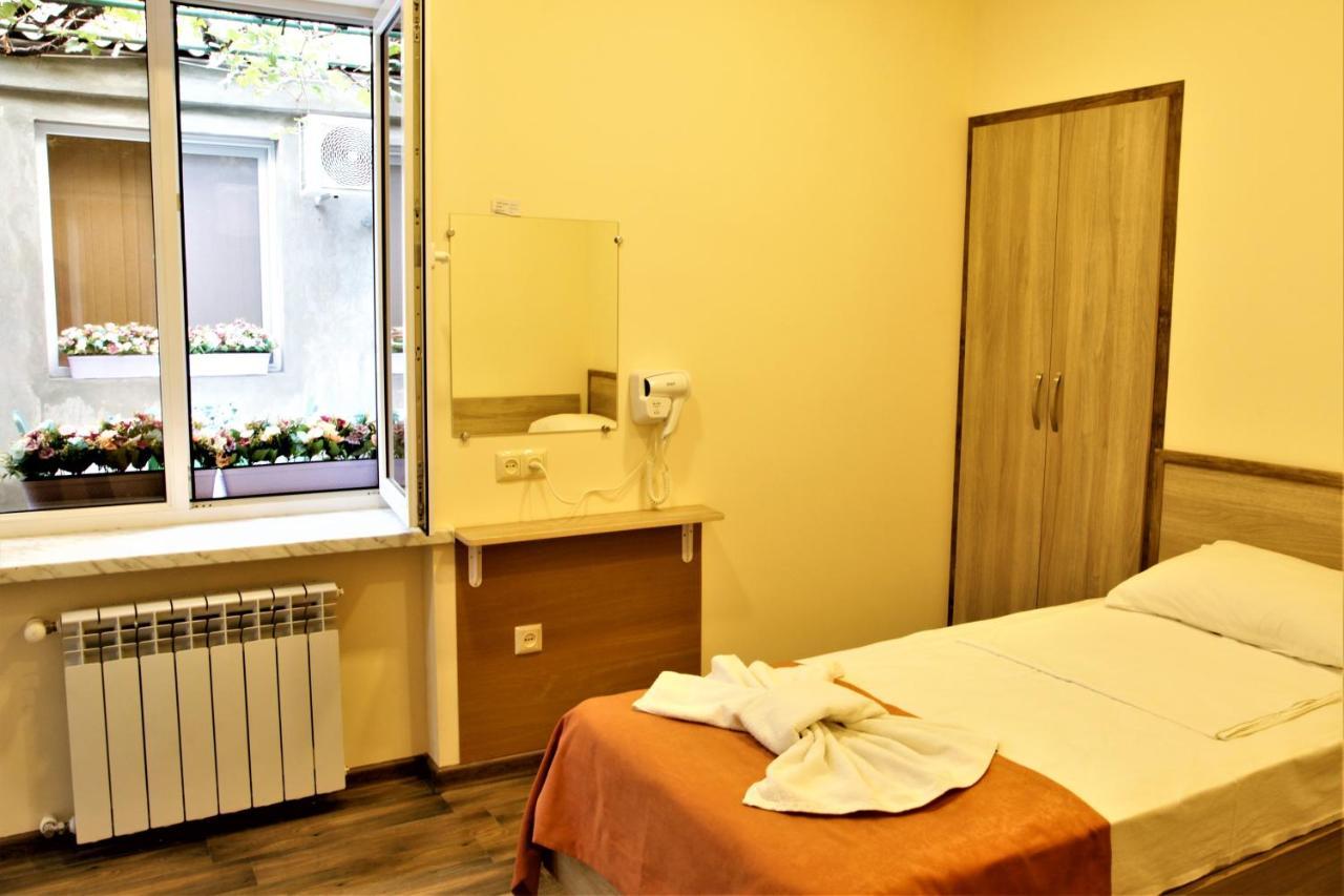 Albert House Hotel And Tours Yerevan Ngoại thất bức ảnh